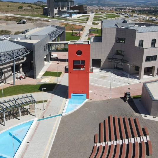 Αεροφωτογραφία ακαδημαϊκού campus στη Δυτική Μακεδονία όπου εγκαταστάθηκε modular data center και δίκτυο Wi-Fi 6 από τη Layer 1 Technologies.