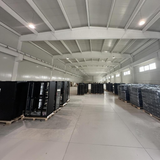 Modular data center Huawei FusionModule 800 για e-voting υποδομή στα Τίρανα με redundant UPS, ψύξη cold aisle και ολοκληρωμένο σύστημα ασφάλειας.