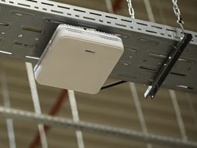 High-density Wi-Fi design & deployment: predictive/active surveys, RF optimization, roaming & security, NOC monitoring with SLA for campuses, logistics, hotels, industry.