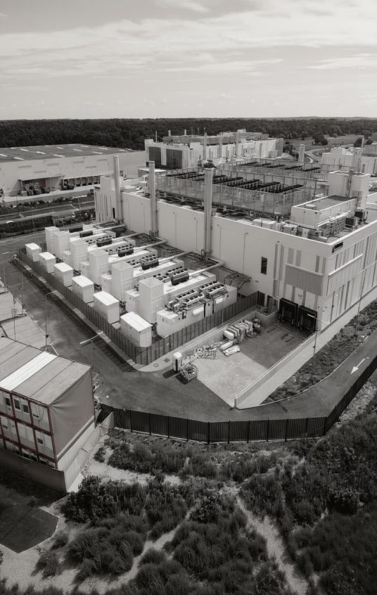 High-reliability data center infrastructure with power, cooling and cabling systems