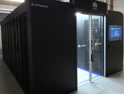 Εγκατάσταση data center Huawei FusionModule 2000 με N+N redundancy, DCIM και βιομετρικό access control σε δημόσια υποδομή.