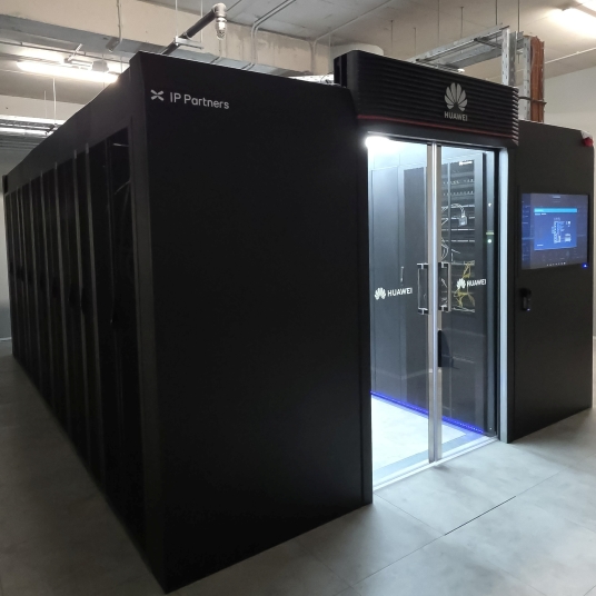 Εγκατάσταση data center Huawei FusionModule 2000 με N+N redundancy, DCIM και βιομετρικό access control σε δημόσια υποδομή.