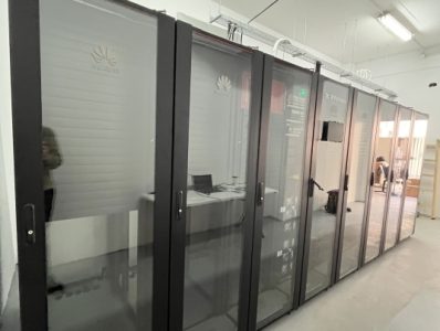 Modular data center Huawei FusionModule 800 σε νοσοκομειακή εγκατάσταση στη Κρήτη με redundant UPS και in-rack μπαταρίες.