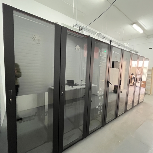 Modular data center Huawei FusionModule 800 σε νοσοκομειακή εγκατάσταση στη Κρήτη με redundant UPS και in-rack μπαταρίες.