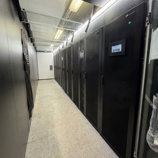 Huawei FusionModule 2000 modular data center in single-row layout with cold aisle, integrated UPS, in-row cooling and DCIM.
